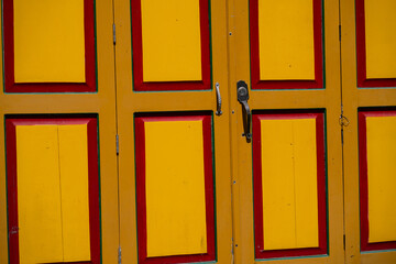fondo de colores y formas geométricas de una puerta tradicionales - foto de stock 
