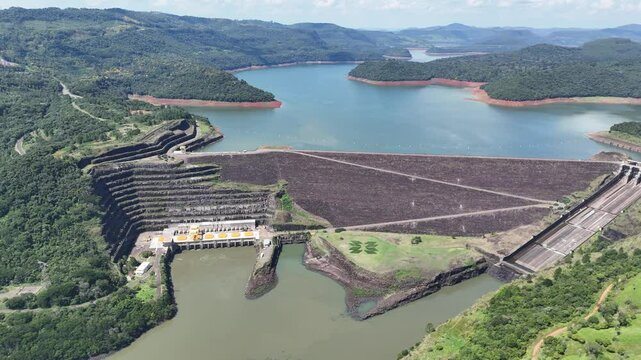Barragem do Foz do Areia, no Rio Igua&ccedil;u, em Paran&aacute;! Usina Gov. Bento Munhoz da Rocha Neto, vista de drone, uma imagem a&eacute;rea da Usina! 
