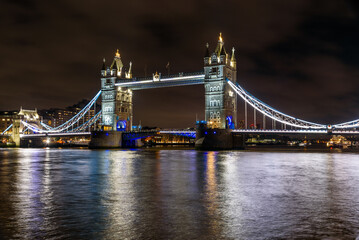 Obraz premium View of Tower Bridge in London on a winter night
