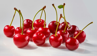 Sauerkirschen auf Weiss, Kirschen, Kirschstiele, Obst, Kirschblätter, 