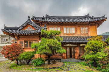 Obraz premium Traditional Korean Architectural Style Hanok Housing Landscape