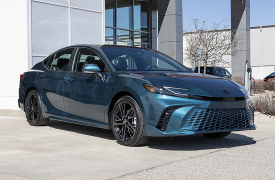 Toyota Camry XSE AWD sedan display at a dealership. Toyota offers the Camry with a 2.5L Hybrid 4-Cylinder engine. MY:2025