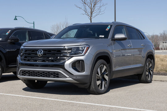 Volkswagen Atlas Cross Sport SE display. Volkswagen offers the Atlas with a 2.0L Turbocharged 4-Cylinder engine. MY:2024