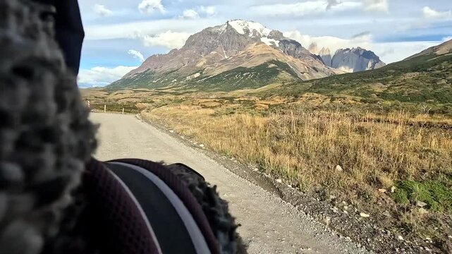 Plano travelling en moto por el Parque Nacional Torres del Paine, Patagonia, Chile 