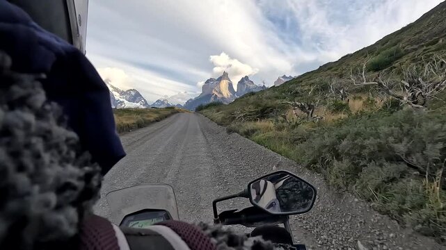 Plano travelling en moto por el Parque Nacional Torres del Paine, Patagonia, Chile 
