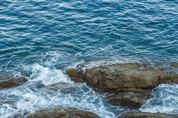 岩に打ち寄せる波と青い海