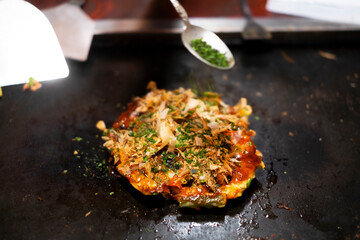 お好み焼きを焼く_あおさをかける
