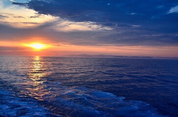 Obraz premium magnifiques coucher et lever de soleil en mer