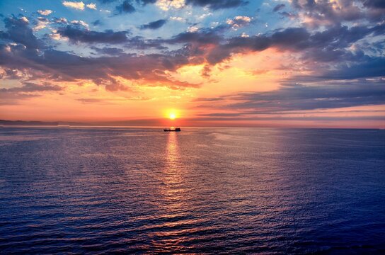 magnifiques coucher et lever de soleil en mer