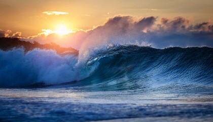 Naklejka premium wave crests and begins to break along the coastline