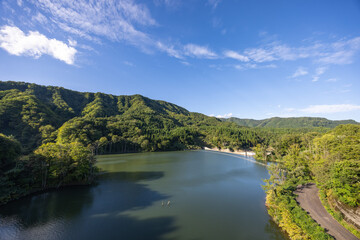 青森県の津軽白神湖を一望できるダム湖ビューパークの風景