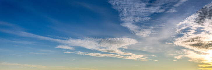 Obraz premium Clear blue sky with a few clouds