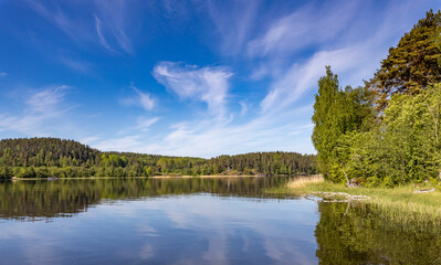 Fototapeta premium A beautiful lake with a clear blue sky above it