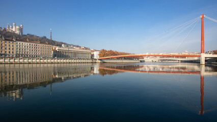 passerelle du palais de Justice &agrave; Lyon sur la Sa&ocirc;ne et colline avec basilique de Fourvi&egrave;re au dessus du quartier du Vieux Lyon