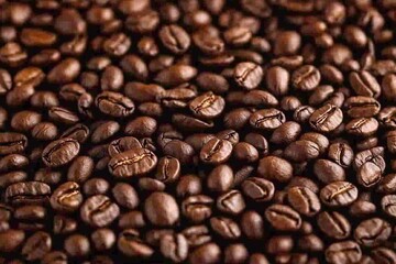 Obraz premium Freshly roasted coffee beans showcasing rich textures and deep colors