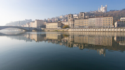 Située au coeur du Vieux-Lyon, la Cathédrale Saint-Jean, appelée aussi Primatiale St Jean longe la rivière la Saône au pied de la colline de Fourvière et de sa basilique qui domine la ville de Lyon