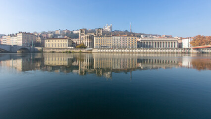 Fototapeta premium Située au coeur du Vieux-Lyon, la Cathédrale Saint-Jean, appelée aussi Primatiale St Jean longe la rivière la Saône au pied de la colline de Fourvière et de sa basilique qui domine la ville de Lyon