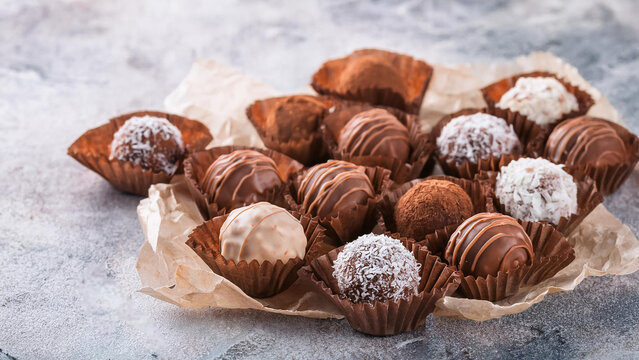 Bocaditos trufas de chocolate cubiertos con coco, manjar y caramelo