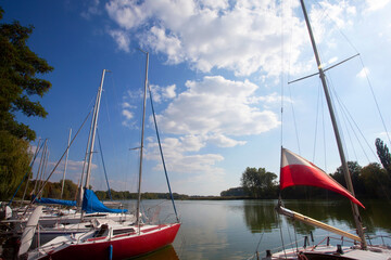 Przystań z żaglówkami, jachtami i motorówkami, Chełmża, Polska. Marina with sailboats, yachts and motorboats, Chełmża, Poland