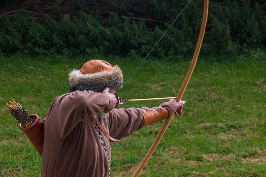 Wikinger mit ausgezogenem Eibenbogen mit aufgelegten Pfeil, Bogenschie&szlig;en, Wikinger Bogen