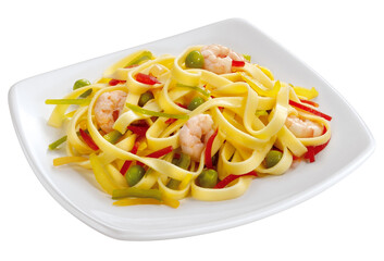 prato com fettuccine com legumes e camarão isolado em fundo transparente