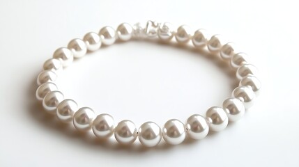 Obraz premium Elegant pearl bracelet on a clean background.