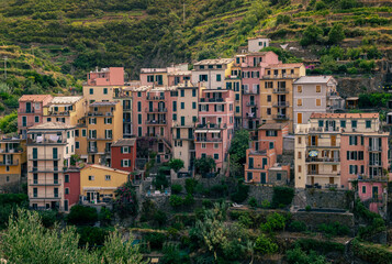 Obraz premium Hillside Harmony: Colorful Homes of Italy