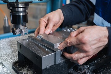 milling cutter for metal, machine for processing metal products