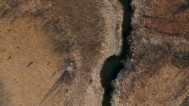 Oberlauf der Wuerm, von Starnberg bis Leutstetten Luftaufnahme. Leutstettener Moos ist Naturschutzgebiet auf Gebiet Ortsteils Leutstetten der Stadt Starnberg in Oberbayern, Deutschland, Luftbild. 