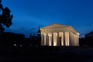Obraz premium A captivating photograph of the Temple of Theseus, located within the Volksgarten in Vienna.