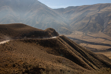 Viaje por las montañas, cerca de las nubes, en medio de la naturaleza.