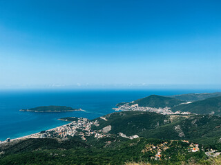 Obraz premium Mountain range near the blue sea merging with the clear sky