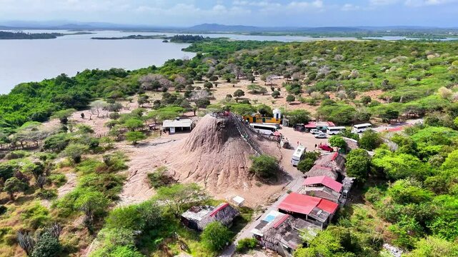 Video a&eacute;reo realizado con drone, en el volc&aacute;n de lodo el Totumo y cerca al lago del mismo nombre, en el departamento de Bolivar, cerca a Cartagena, Colombia.