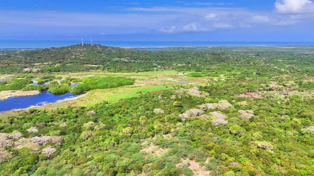 Video a&eacute;reo realizado con drone, en el volc&aacute;n de lodo el Totumo y cerca al lago del mismo nombre, en el departamento de Bolivar, cerca a Cartagena, Colombia.