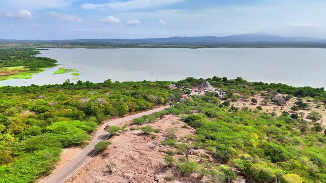 Video a&eacute;reo realizado con drone, en el volc&aacute;n de lodo el Totumo y cerca al lago del mismo nombre, en el departamento de Bolivar, cerca a Cartagena, Colombia.