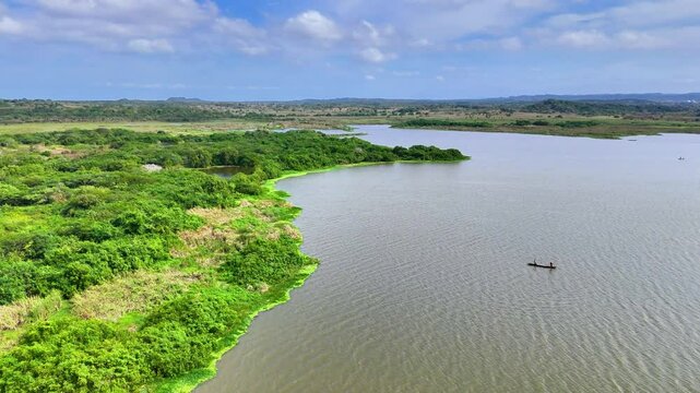 Video a&eacute;reo realizado con drone, en el volc&aacute;n de lodo el Totumo y cerca al lago del mismo nombre, en el departamento de Bolivar, cerca a Cartagena, Colombia.