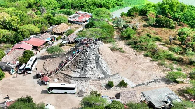 Video a&eacute;reo realizado con drone, en el volc&aacute;n de lodo el Totumo y cerca al lago del mismo nombre, en el departamento de Bolivar, cerca a Cartagena, Colombia.