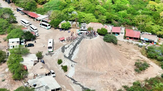 Video a&eacute;reo realizado con drone, en el volc&aacute;n de lodo el Totumo y cerca al lago del mismo nombre, en el departamento de Bolivar, cerca a Cartagena, Colombia.