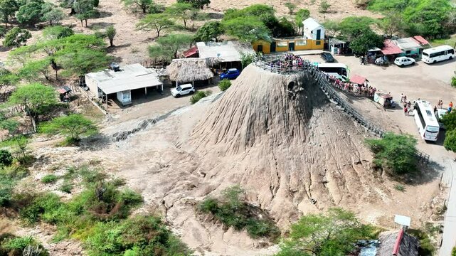 Video a&eacute;reo realizado con drone, en el volc&aacute;n de lodo el Totumo y cerca al lago del mismo nombre, en el departamento de Bolivar, cerca a Cartagena, Colombia.