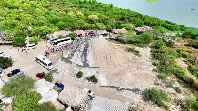 Video a&eacute;reo realizado con drone, en el volc&aacute;n de lodo el Totumo y cerca al lago del mismo nombre, en el departamento de Bolivar, cerca a Cartagena, Colombia.