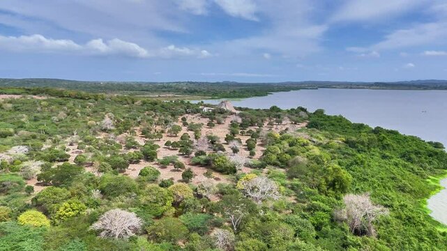 Video a&eacute;reo realizado con drone, en el volc&aacute;n de lodo el Totumo y cerca al lago del mismo nombre, en el departamento de Bolivar, cerca a Cartagena, Colombia.