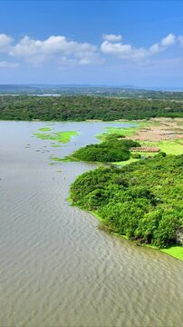 Video a&eacute;reo realizado con drone, en el volc&aacute;n de lodo el Totumo y cerca al lago del mismo nombre, en el departamento de Bolivar, cerca a Cartagena, Colombia.