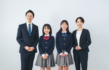 笑顔で並ぶ女子学生の親子