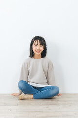 床に座る女の子のポートレート