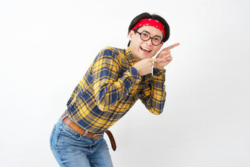 アキバ系の男性　右側を指差す　白背景