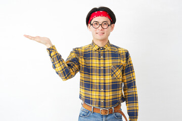 アキバ系の男性　左側を手のひらで指す　白背景