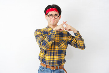 アキバ系の男性　指でばつ印のジェスチャー　白背景