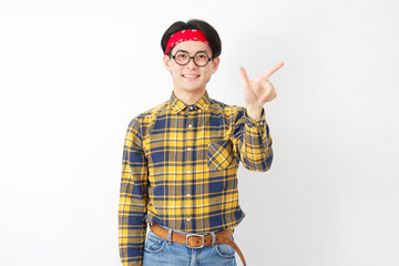 アキバ系の男性　チェックサイン　白背景