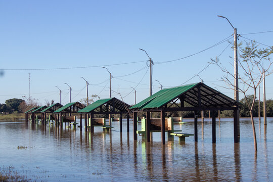 Parrilleros de un parque bajo agua