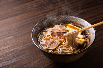 鴨南蛮蕎麦を箸で食べる
